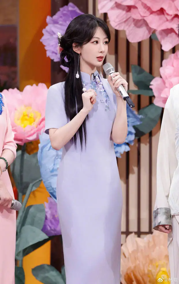 杨紫步履盈动。