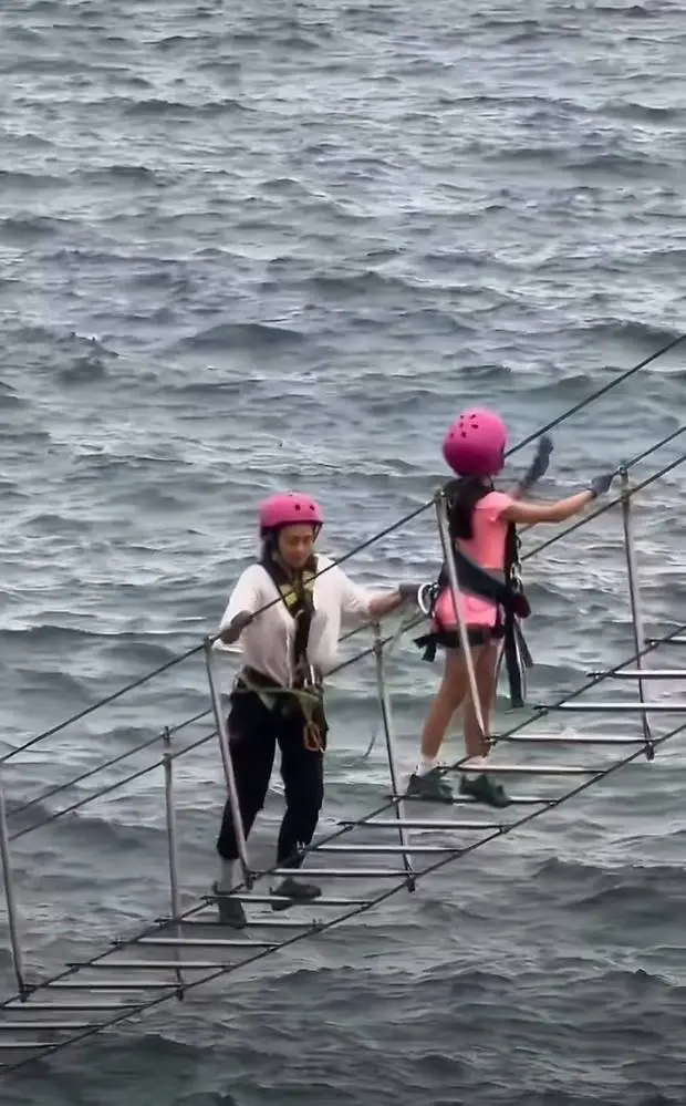 搜狐娱乐讯 近日,网友在三亚偶遇章子怡与女儿醒醒。母女一同玩飞拉达,醒醒勇敢大胆,画面温馨有爱。