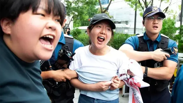 在首尔被抓捕的抗议者