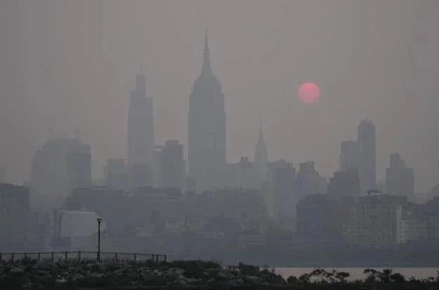6月7日，太阳从朦胧的纽约市天际线上升起。