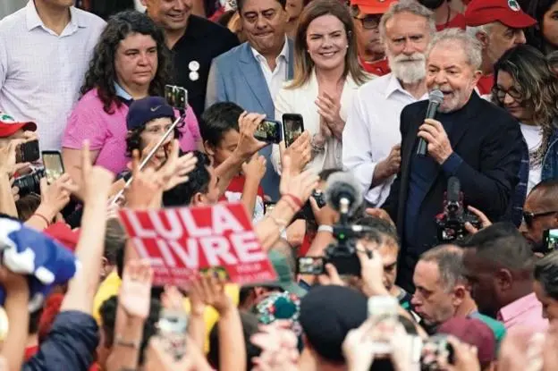 2019年11月8日，巴西前总统卢拉走出联邦监狱后对支持者讲话