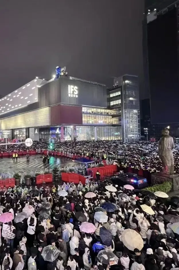 1月1日零时,长沙市黄兴南路步行街司门口,市民和游客共同迎接新年的到来。文旅湖南 图