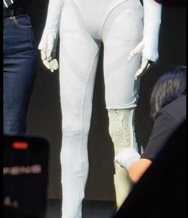 中国科技企业一日内两次“自证清白”，被迫剪开了机器人的腿