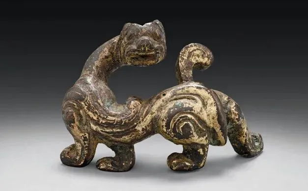 青铜螭龙，汉，现藏美国克利夫兰艺术博物馆。同蛟类似，螭龙也是一种无角龙。《说文》里说它“若龙而黄”“或无角曰螭”