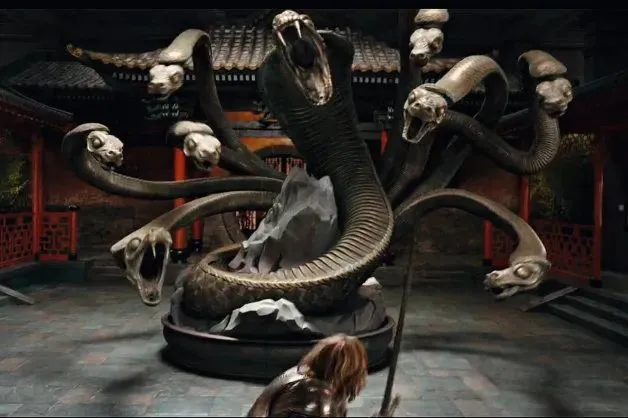 电影《博物馆奇妙夜 3》剧照。九头蛇原型来自《山海经》所载“九首人面，蛇身而青”的相柳。影片将其描绘成九头巨蟒，这其实不符合《山海经》里“人首蛇身”的说法