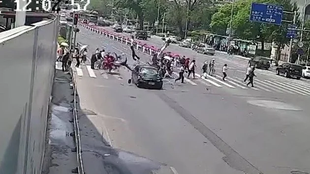 大连理发师开宝马撞人致5死案 宣判死刑（大连理发师驾车撞人案）