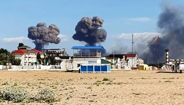 克里米亚的海滩上，能看到萨基空军基地升起的爆炸蘑菇云 乌通社图
