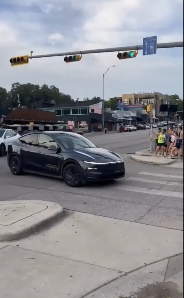 特斯拉测试自动驾驶出租车