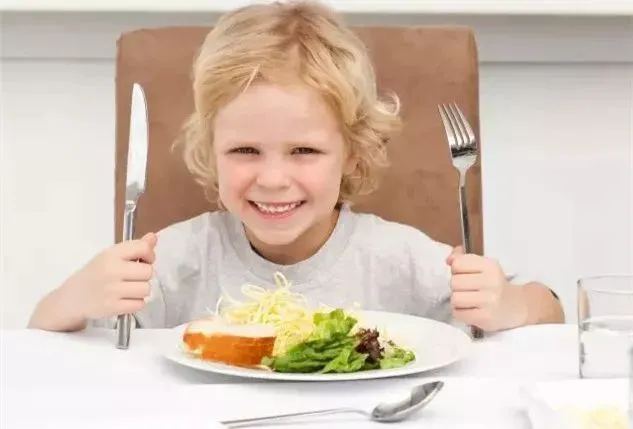 今日育儿知识分享：关于孩子吃饭的问题插图2