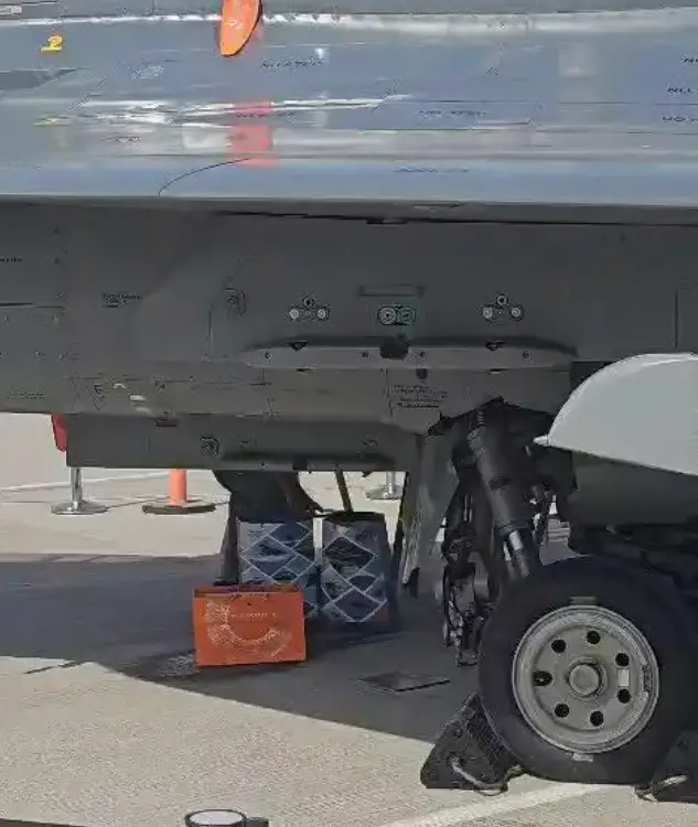 航展期间“光辉”战机还发生了“漏油”风波，但这架飞机没有进行飞行展示。