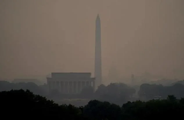6月7日，华盛顿国家广场上的纪念碑被浓烟笼罩。