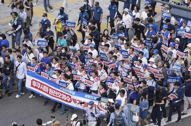 25日，韩国最大在野党共同民主党在首尔市中心发起国民抗议游行