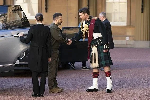 穿着苏格兰裙的约翰尼上校迎接泽连斯基进入王宫