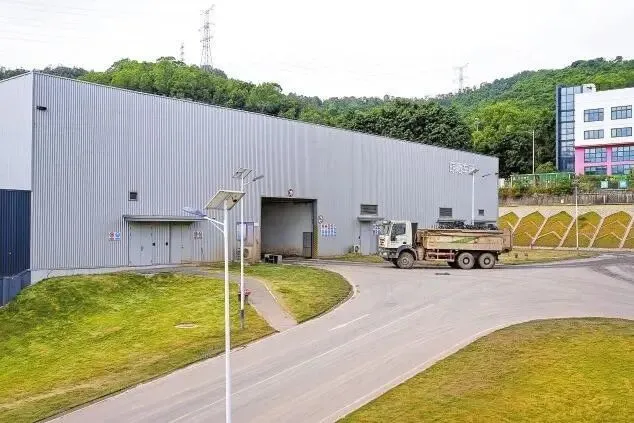 貨車駛入晾曬車間。