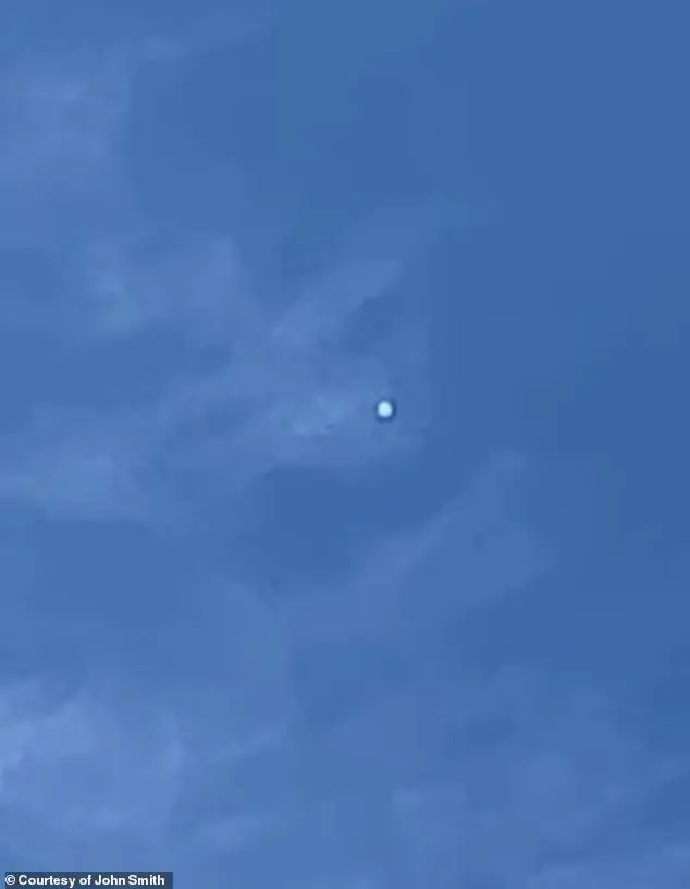 美国上空惊现发光UFO 数小时悬浮不动 比飞机大3倍