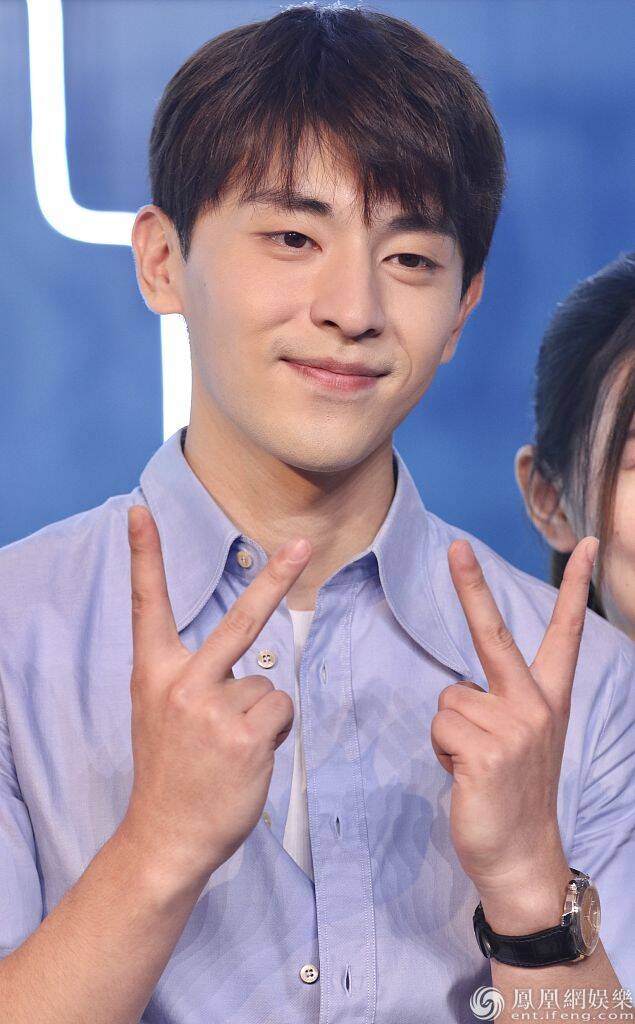 帅到犯规!邓伦穿衬衫长裤变校园学长 比心卖萌微笑满满治愈力