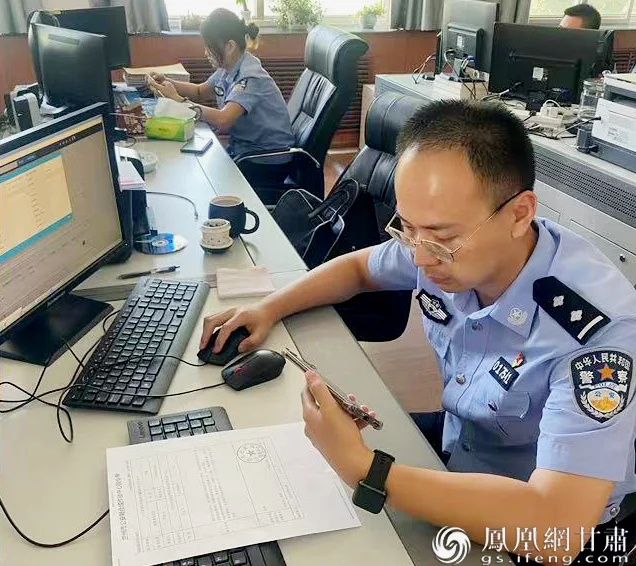 西固網(wǎng)安大隊民警實時關(guān)注網(wǎng)絡(luò)信息，捕捉轄區(qū)輿情。蘭州市公安局西固分局網(wǎng)安大隊供圖