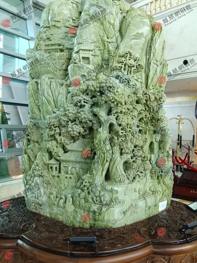龙希大酒店内《三山五岳》玉雕
