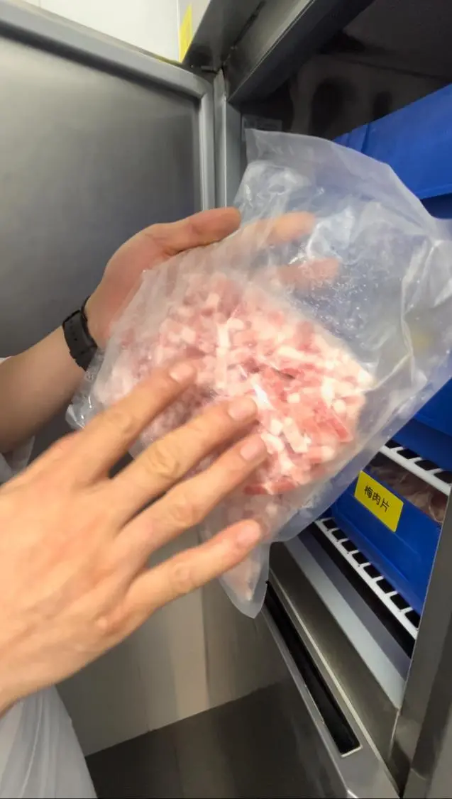 凤凰网《风暴眼》/摄