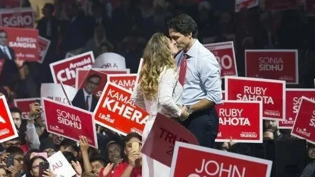 ·两人在竞选时的深情一吻。