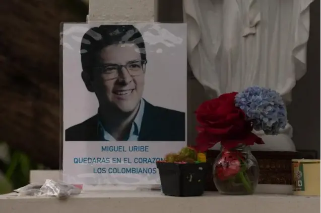 ▎8月11日： 在波哥大， 哀悼者聚集在一起，为哥伦比亚参议员、总统候选人米格尔·乌里韦·图尔贝守夜，他于6月不幸被枪 击 ，两个月后因伤势过重而死亡。 （ 图源： 盖蒂图片社 ）