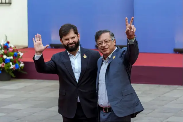 ▎2025年7月21日，在智利圣地亚哥，FSP的左翼领导人智利总统加夫列尔・博里奇与哥伦比亚总统古斯塔沃・佩特罗共同向媒体致意。（图源：盖蒂图片社）