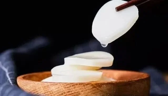 年边使孩子高兴的事，还有舂年糕裹粽子。裹粽子没有什么，只有“抱儿粽”有点趣味，那是一只普通粽子旁加一只特别小的粽子像抱子似的。舂年糕却有趣了，先要浸糯米，然后水磨成粉，这种粉做成的年糕名叫“水磨年糕”，比较软糯。舂年糕是专门有店的。大家都爱吃“糕子团”，就是还没有做成一条条年糕的热腾腾的一团糕，把它捏捏扁，裹以白糖或腌芥菜，吃来虽无特别美味，总也相当可口。糕未冷前，可以捏成各式各样的东西，像鸡、鱼、猪，以至于各人所属的生肖，例如属猴的捏只猴，捏成的动物全都用豇豆（即赤豆吧）作眼睛。有一样不是动物，也不属小孩的，是“元宝”，大的小的，有好几对。