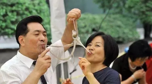 姑娘在直播吃活章鱼，结果章鱼跟她拼了……（女主播吃播活章鱼）