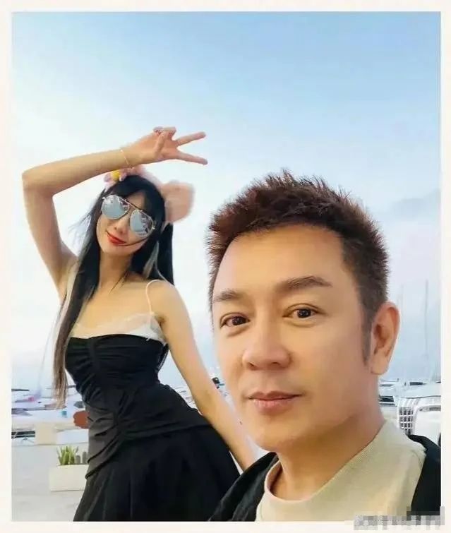 陈浩民和蒋丽莎，这对娱乐圈的"话题夫妻"，用他们频繁的社交媒体互动，向大家展示了他们的爱情故事。陈浩民不吝啬地在网上传播他对妻子的爱，从婚纱照到孕期照片，从日常生活到写真集，每一次都充满深情，网友戏称他为"炫妻狂魔"。蒋丽莎则变身"晒娃达人"，分享孩子们的成长点滴，一家六口的温馨日常，成为了社交媒体上的热门话题。