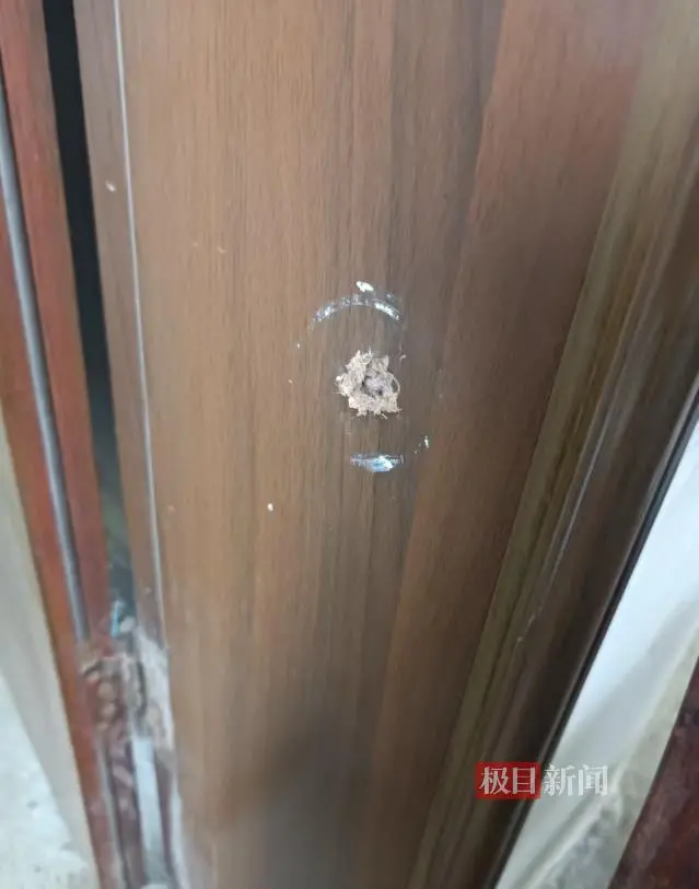 门框上的弹痕（受访者供图）