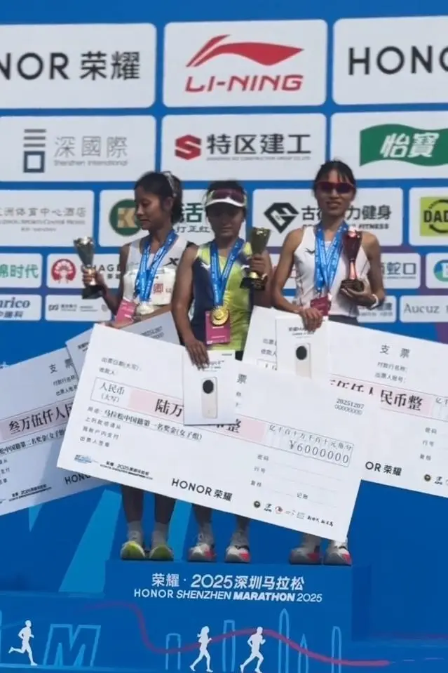 恭喜!「最快女護士」張水華深圳馬拉松再登領獎台