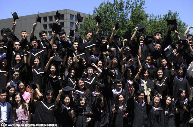 北京电影学院本科毕业典礼举行 帅哥美女着学士服亮相[高清大图]