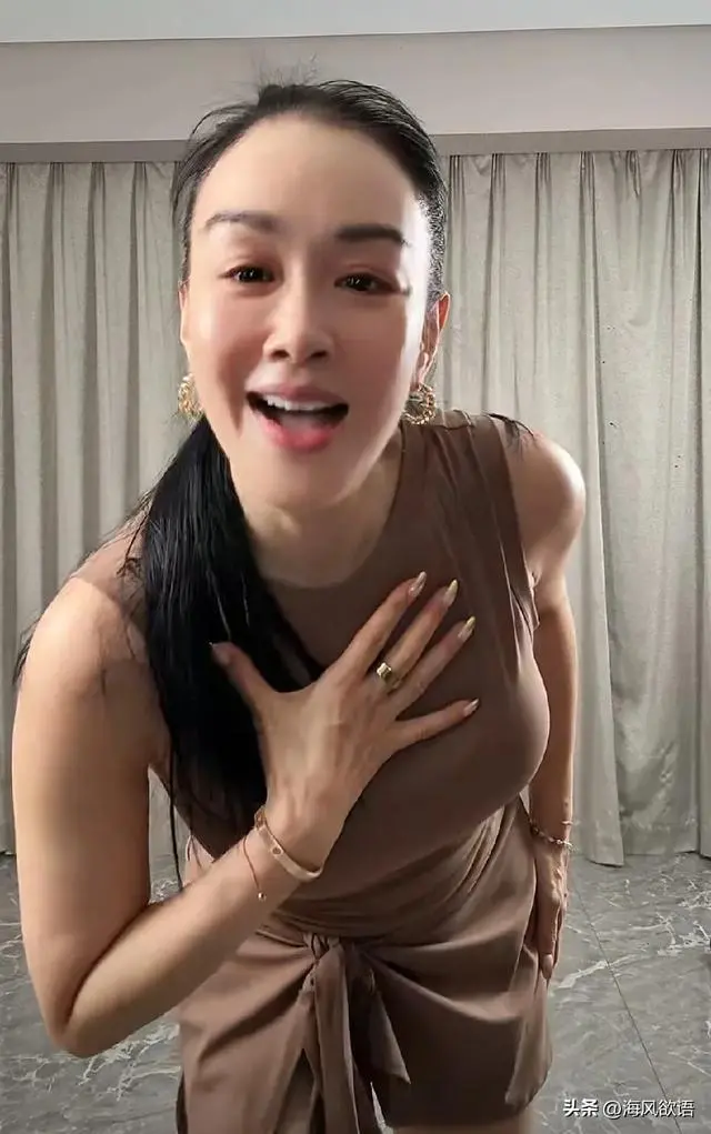 56岁钟丽缇直播跳操活力拉满,无惧身材议论,精气神胜过同龄人