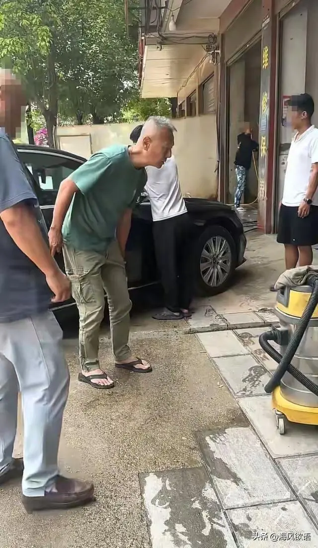 72岁刘德凯定居昆明养老,独自开老奔驰保养,满头白发依旧帅气