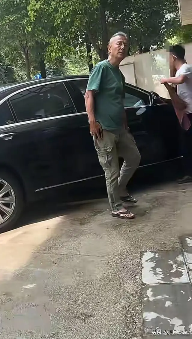 72岁刘德凯定居昆明养老,独自开老奔驰保养,满头白发依旧帅气
