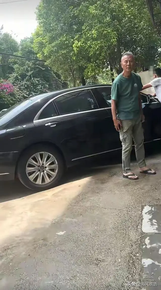 72岁刘德凯定居昆明养老,独自开老奔驰保养,满头白发依旧帅气