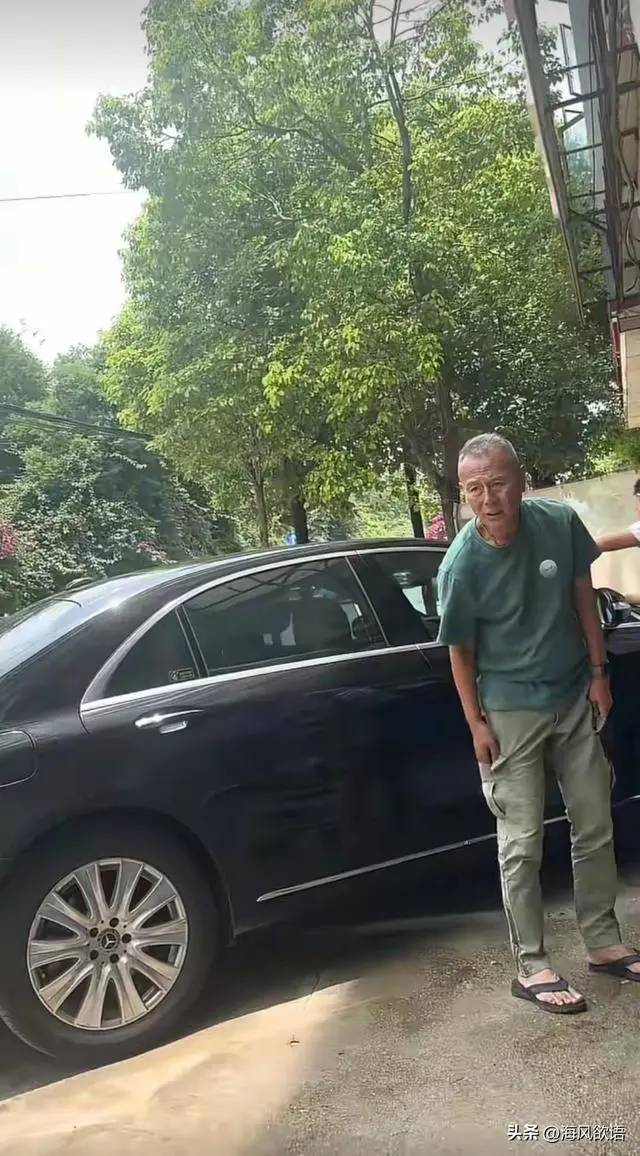 72岁刘德凯定居昆明养老,独自开老奔驰保养,满头白发依旧帅气