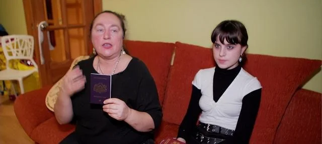 因公民身份不同而拿着不同护照的拉脱维亚俄裔母女