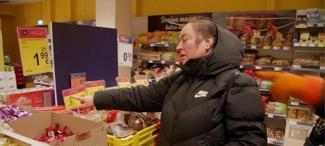 超市的标识中已没有俄文，对俄语族群造成生活不便