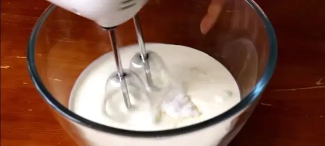 千层蛋糕的做法，非常简单，而且很美味，不用烤箱的水果蛋糕（千层蛋糕的做法和配方做法视频）