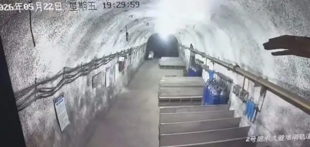 ▲监控显示事故发生时的井下画面(图源:央视新闻)