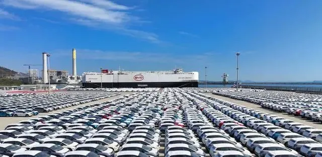 ● 比亚迪为新能源车出海，专门定制的汽车运输船