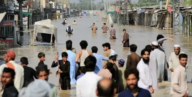 “世界末日”般洪水来袭 巴基斯坦60万孕妇难获卫生用品