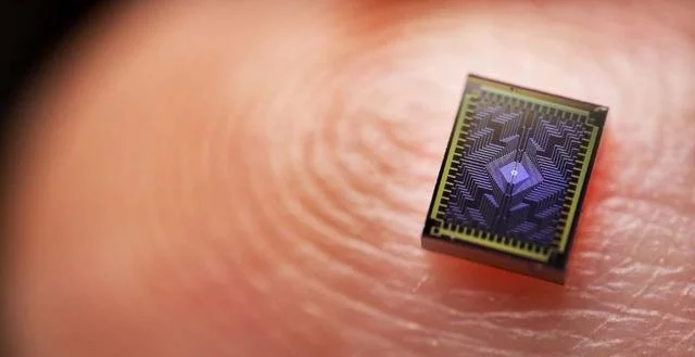 英特尔发布首款硅自旋量子芯片：基于12吋CMOS工艺，良率达95%图1