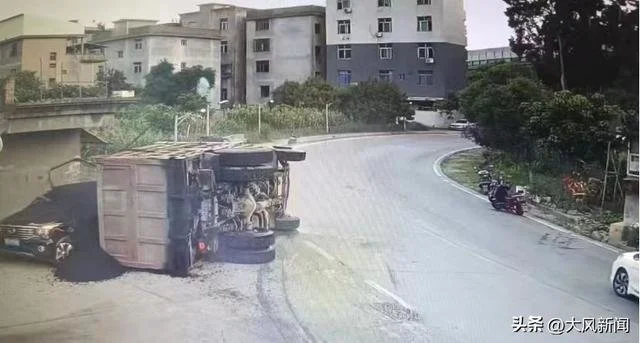 郑某某驾驶拉运沥青的货车在路口侧翻