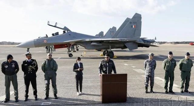 1月10日印度空军的卡皮尔上校（中央）在日本航空自卫队百里基地举行记者会。 图源：共同社