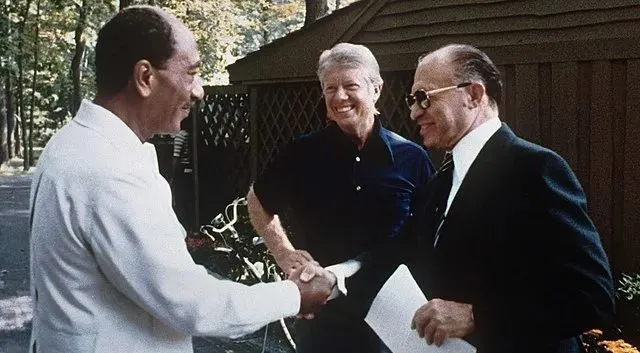 ▲1978年9月，时任美国总统卡特、时任以色列总理梅纳赫姆·贝京和时任埃及总统安瓦尔·萨达特在戴维营。