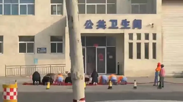 山東一公廁門口環衛工集體下跪，街道辦回應