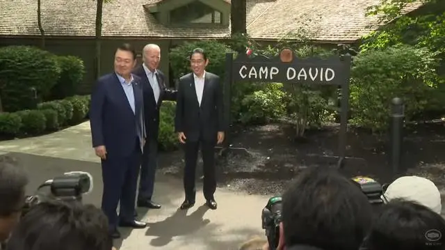 当地时间18日上午，美国总统拜登在戴维营迎接日本首相岸田文雄、韩国总统尹锡悦到访（视频截图）