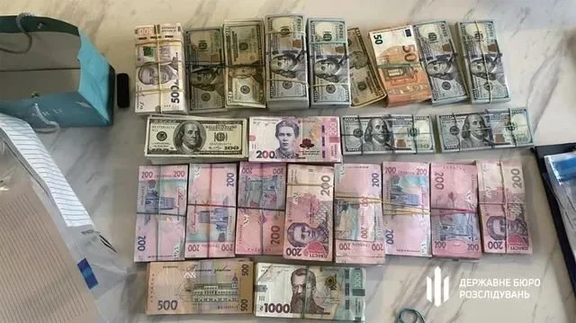 基辅税务局代理局长达季家中搜出的大量现金。（乌国家调查局）